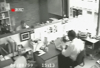 GIF annimé d'une personne qui casse un pc !